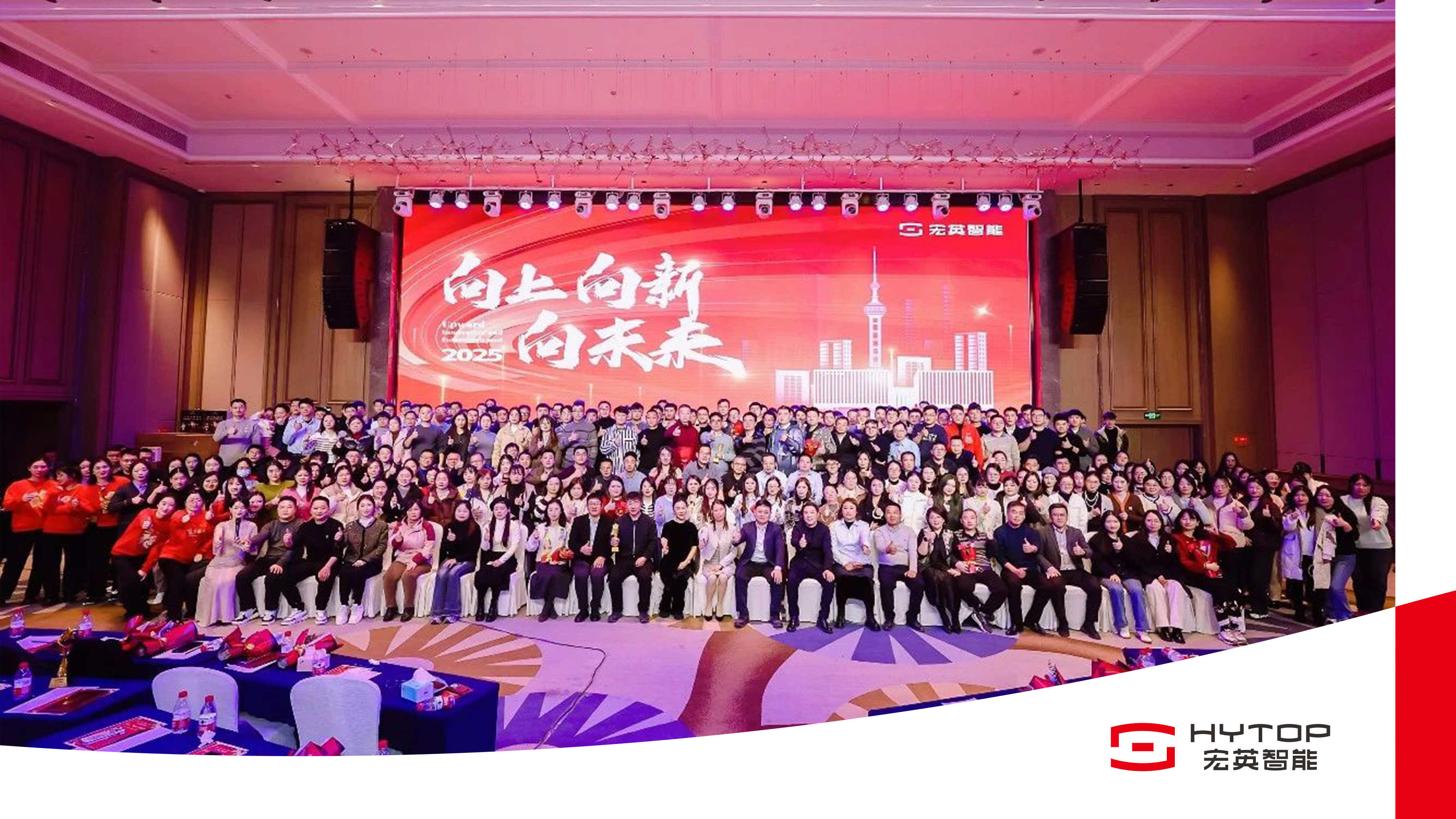 jiuyou.com官网-谢霆锋疑似手持荣耀Magic V6新机 曾现身Magic8发布会